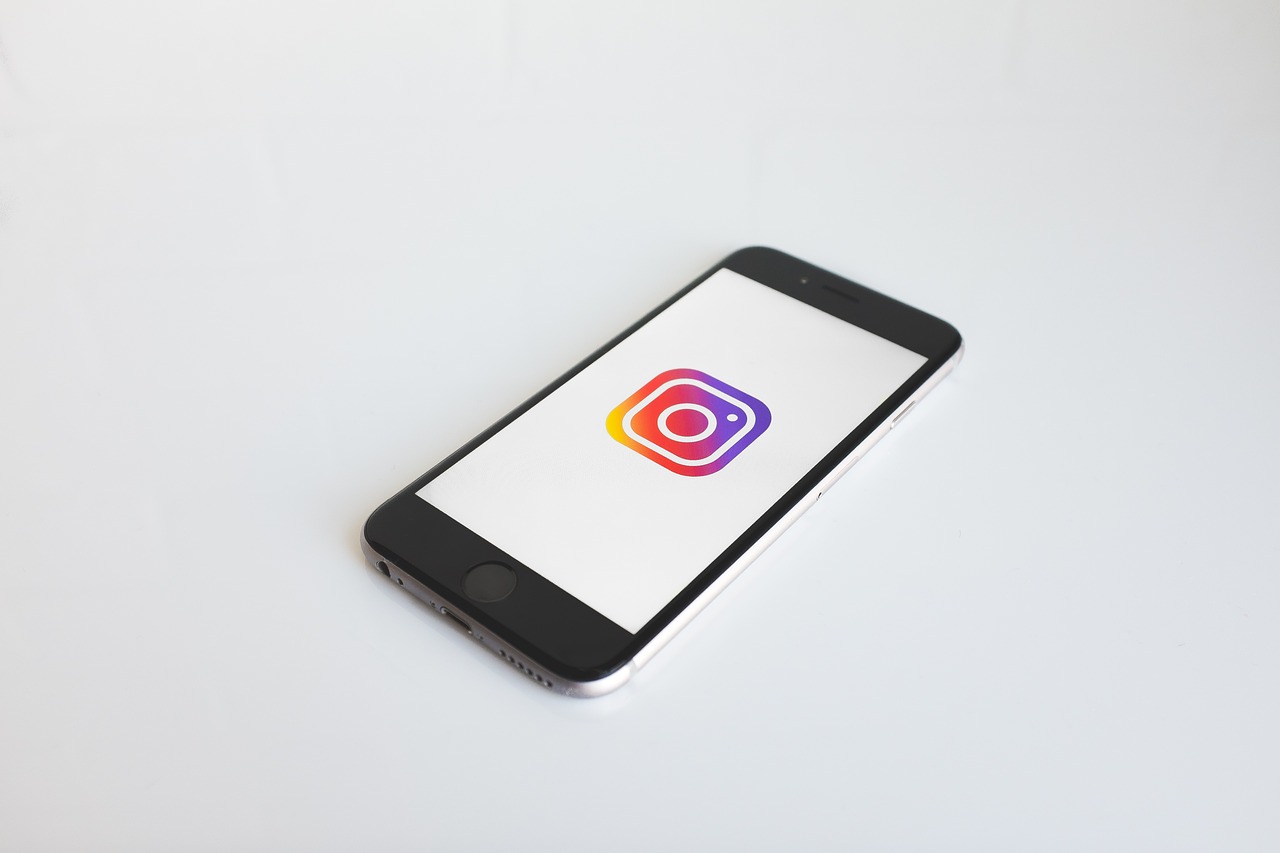 Alates 16. märtsist on eestlastel võimalik kasutada sotsiaalmeedias kahte uut funktsiooni: Music, mida saab kasutada nii Instagramis kui ka Facebookis ning Inst